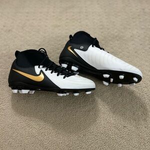 NWT Nike Jr Phantom Luna II youth soccer cleats